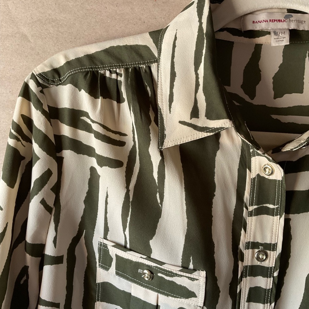 Banana Republic Heritage shirt. Olive and Cream Patterned. Front pockets. Size M - Picture 7 of 12